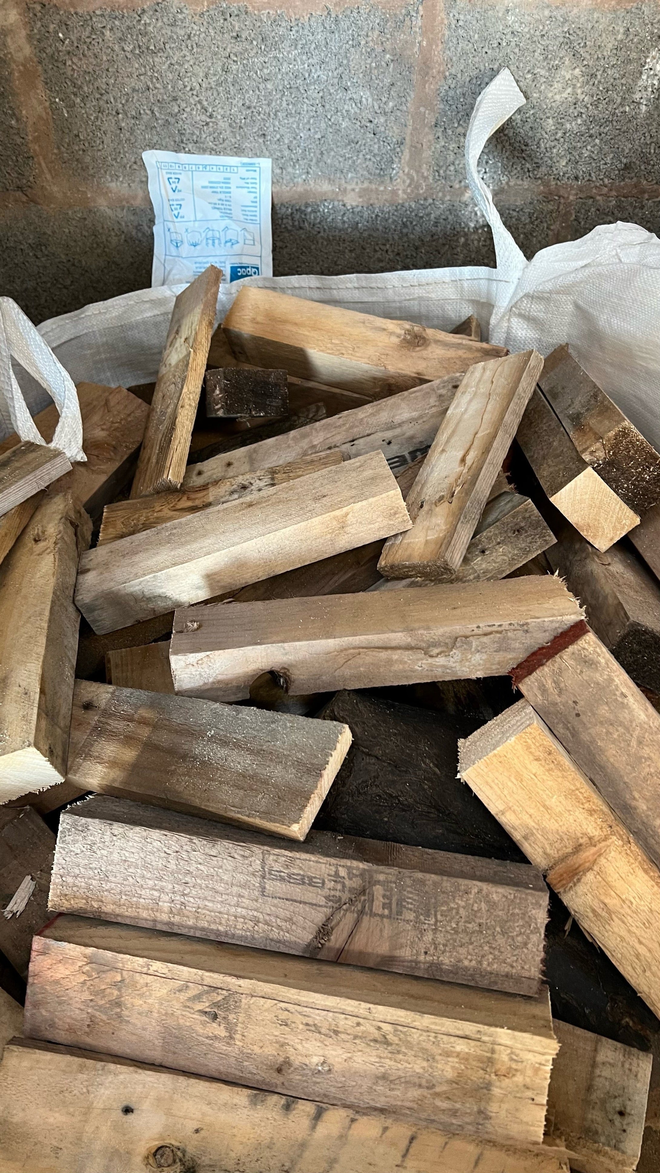 Sawn pallet wood mixed logs